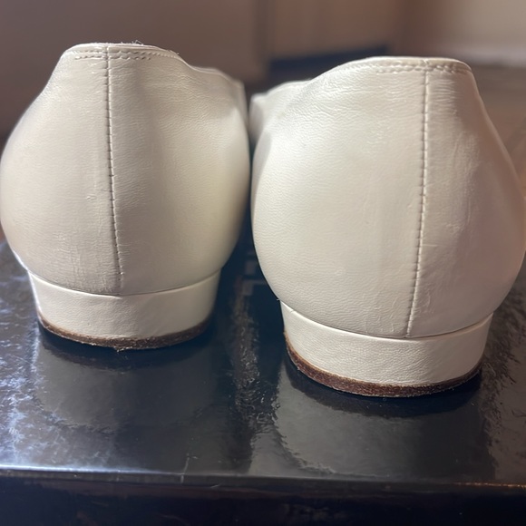 CHANEL Vintage Off-White Leather Flats 6 - Picture 8 of 10